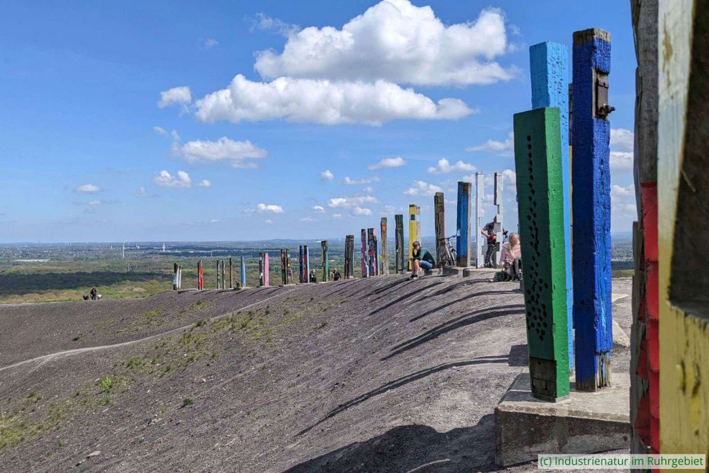 Totems auf der Halde Haniel in Bottrop, 30.04.2023