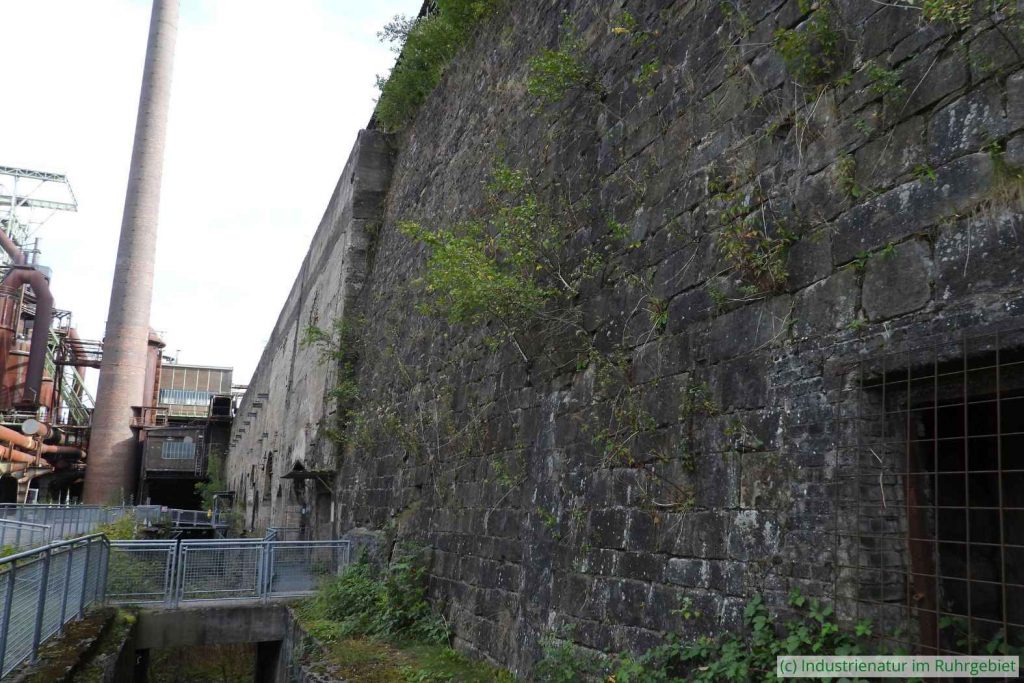 Mauer an der Möllerung der Henrichshütte in Hattingen, 06.10.2023