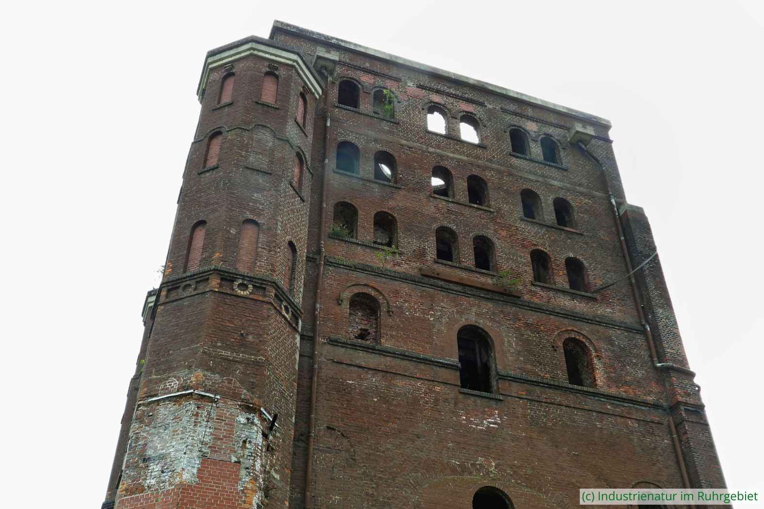 Der Malakowturm über Schacht 1 der Zeche Ewald ist in die Jahre gekommen, 22.08.2023