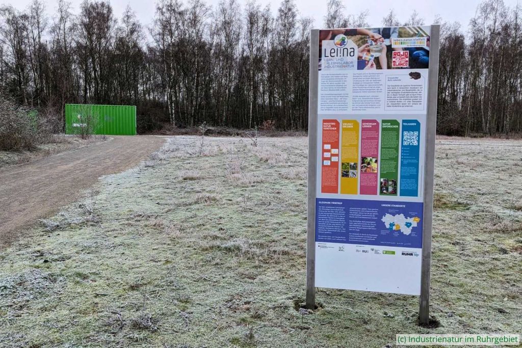 LELINA-Hinweistafel und -Container im Hintergrund, Gleispark Frintrop, 21.01.2023
