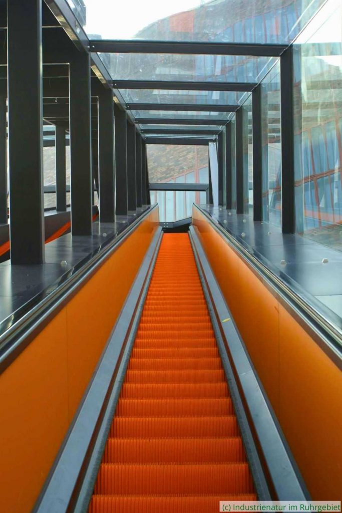 Die orange gefärbte Rolltreppe am Ruhr Museum ist 68 Meter lang, UNESCO-Welterbe Zollverein, 02.07.2007