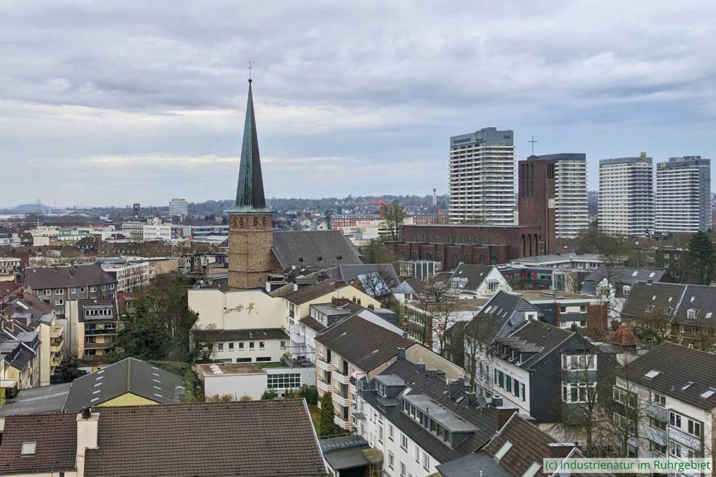 Vor allem in den Stadtzentren wie hier in Mülheim an der Ruhr ist das Ruhrgebiet dicht bebaut, 23.03.2025