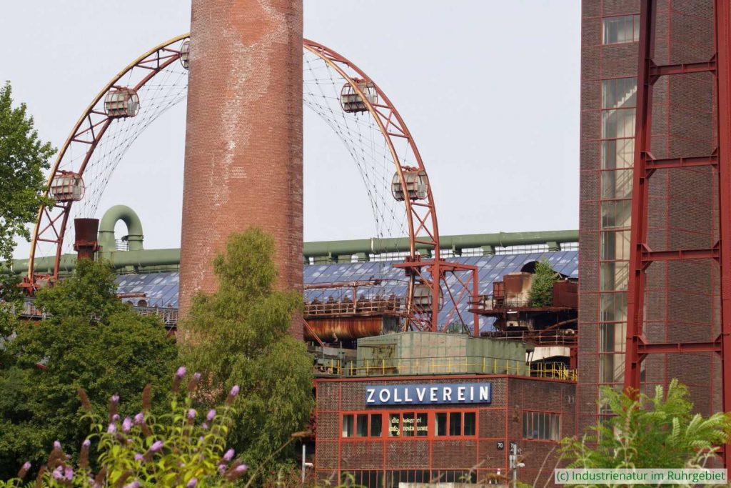 Gebäude und Schornstein der Kokerei Zollverein und das erst 1999 errichtete Sonnenrad, UNESCO-Welterbe Zollverein, 26.09.2021
