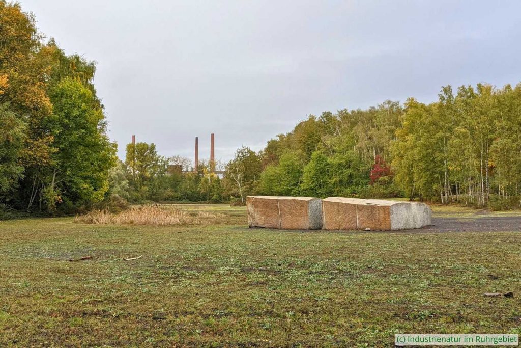 Die Skulptur „Castell” und der Bereich des temporären Gewässers links daneben, UNESCO-Welterbe Zollverein, 15.10.2022