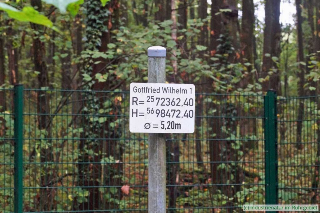 Ein Schild weist heute auf den Standort des verschlossenen Schachtes 1 der Zeche Gottfried Wilhelm hin, Schellenberger Wald, 11.09.2022